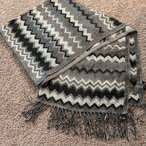 Eyeful Women’s Gray & Black w Fringe Scarf

Size L